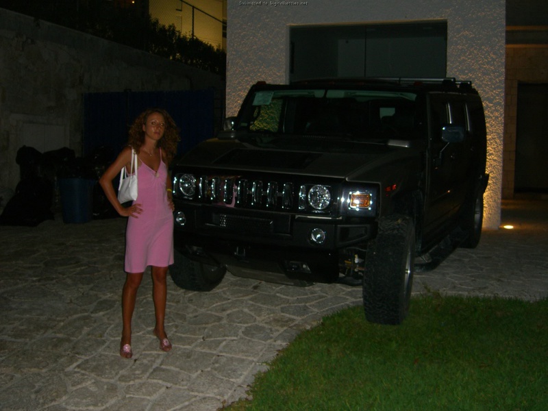 Карина готова светить прелестями в любое время 6 фотография