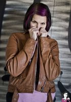 Неформалка Винди разделась в заброшенном здании 9 фотография