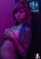 Татуированная Мила оголилась в узком коридоре 29 фотография