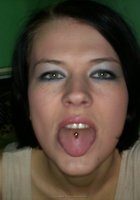 Голая брюнетка позирует в своей комнате 5 фотография