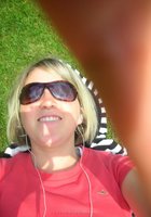 Одинокая мерчендайзер мастурбирует вагину пальчиками дома 30 фотография