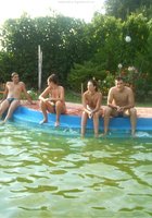 Мамка любит находиться под солнцем топлес 17 фотография