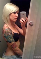 Милые соски делают вызывающие селфи 2 фотография