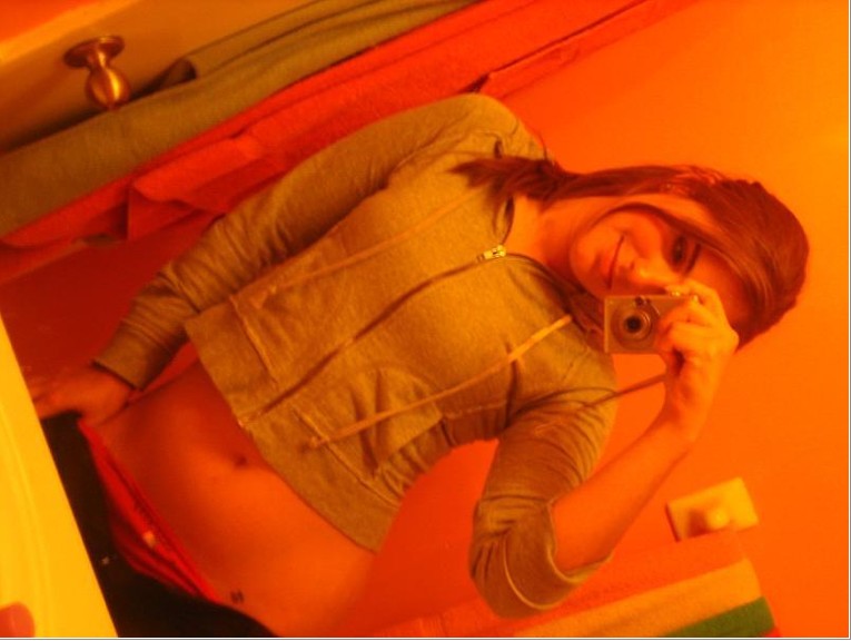 Голая девушка любуется отражением голой задницы 8 фотография