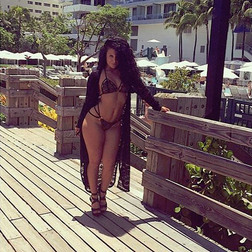 Шалашовка показывает аппетитное тело одетое в купальник 2 фотография