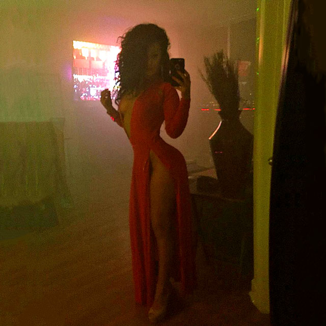 Шалашовка показывает аппетитное тело одетое в купальник 1 фотография