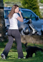 Спортивные марамойки светят булками после тренировки 3 фотография