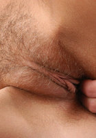 Брюнетка ласкает волосатую писюху на диване 6 фотография