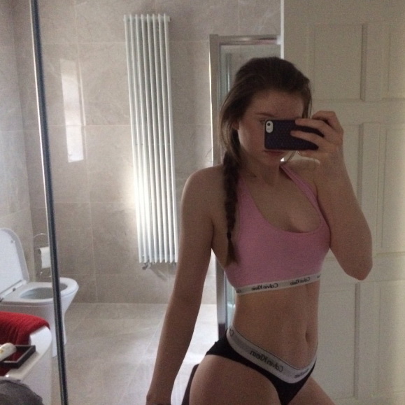 Молодые стройняшки делают пошлые селфи напротив зеркала 19 фотография