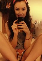 Молодые телки с голыми сиськами красуются перед зеркалом 20 фотография