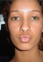 Смуглая сучка показывает в спальне небритую письку 7 фотография