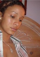 Смуглая сучка показывает в спальне небритую письку 8 фотография