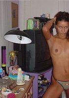 Смуглая сучка показывает в спальне небритую письку 12 фотография