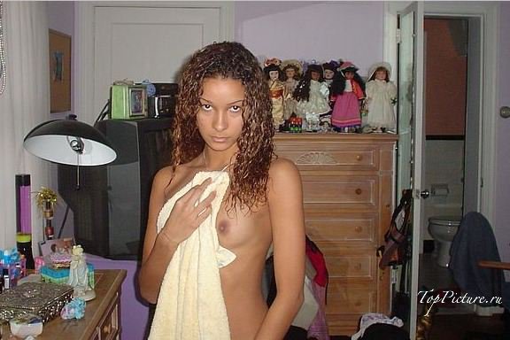 Смуглая сучка показывает в спальне небритую письку 19 фотография