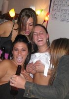 Обнаженные грешницы озорничают в нерабочее время 15 фотография