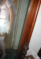 Брюнетка проводит время в квартире в одних трусах 2 фотография