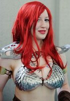 Косплеерши на фестивале хвастаются большим декольте 2 фотография