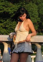 Девушки гуляют по улице в коротких юбках 1 фотография Девушки гуляют по улице в коротких юбках 1 фотография