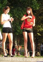 Девушки гуляют по улице в коротких юбках 3 фотография Девушки гуляют по улице в коротких юбках 3 фотография