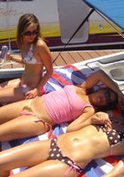 Веселые озорницы шалят как дома так и на пляже 4 фотография