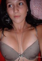 Молодая брюнетка в нижнем белье позирует дома 2 фотография