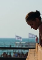 Симпатичные телочки возле моря щеголяют в купальниках 11 фотография