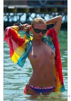 Симпатичные телочки возле моря щеголяют в купальниках 16 фотография