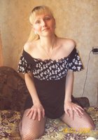 Красивая женщина трогает пальцами небритую вагину 7 фотография