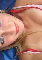 Светловолосая цыпочка дома позирует перед камерой 20 фотография