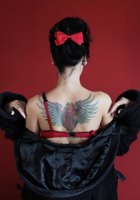 Дева с татуировками намерена раздеться догола 3 фотография