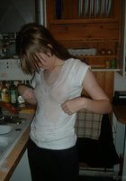 Молоденькая нимфа щеголяет по дому без одежды 10 фотография