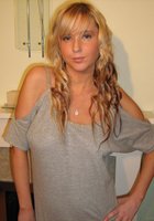 Миловидная молодуха дома светит клевыми сисечками 2 фотография