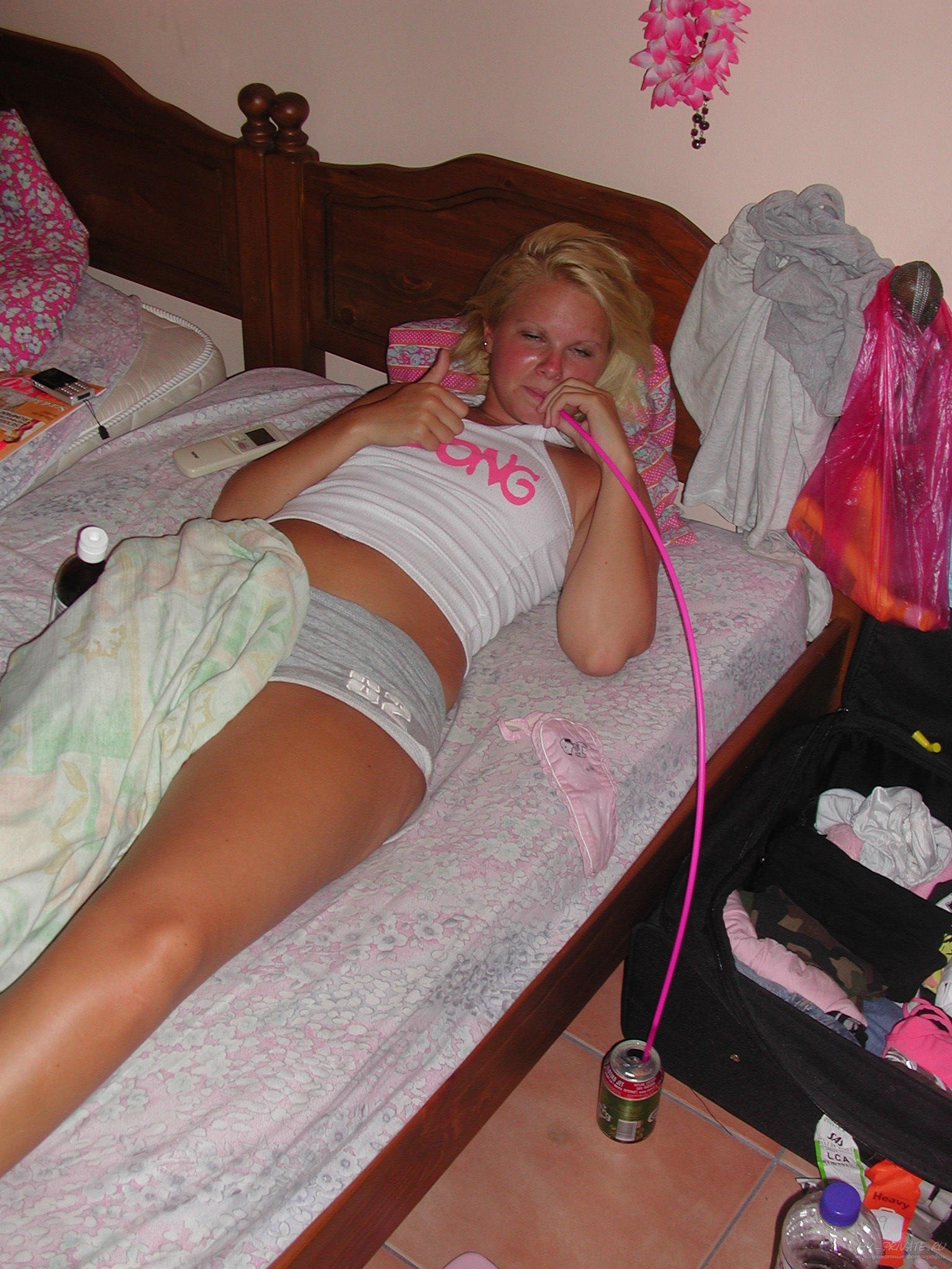 Пьяные барышни оголились на вечеринке 17 фотография