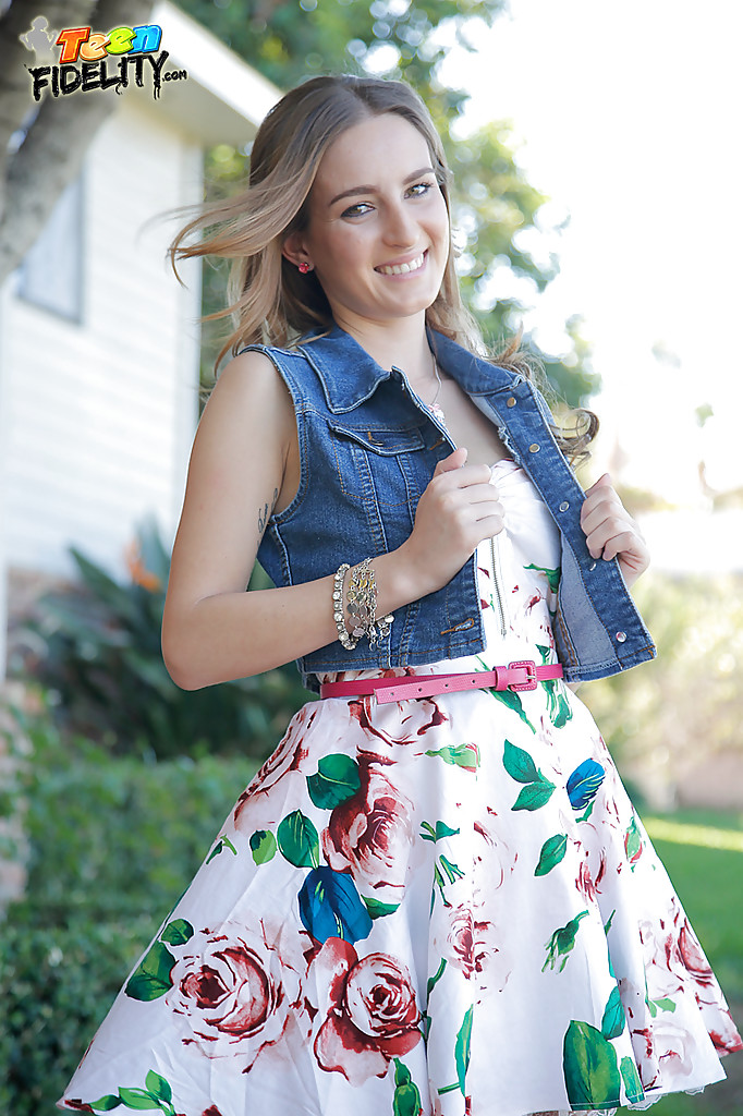 Мужик сношается с потаскухой у себя дома 1 фотография