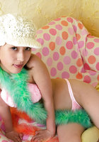 Азиатка в розовом белье позирует у себя в комнате 2 фотография