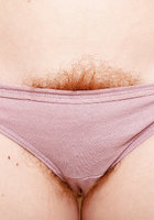 На кухне домохозяйка показывает очень волосатую манду 9 фотография