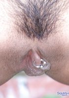 Кореянка на свежем воздухе показывает клитор с пирсингом 7 фотография