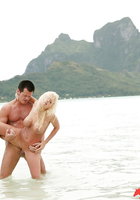 Мужик трахает блондинку стоя по колена в воде 11 фотография