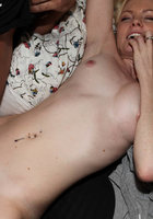 Молодая блондинка отдалась возбужденному парню в общаге 10 фотография