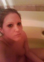 Стоя перед зеркалом телка снимает свое тело 4 фотография