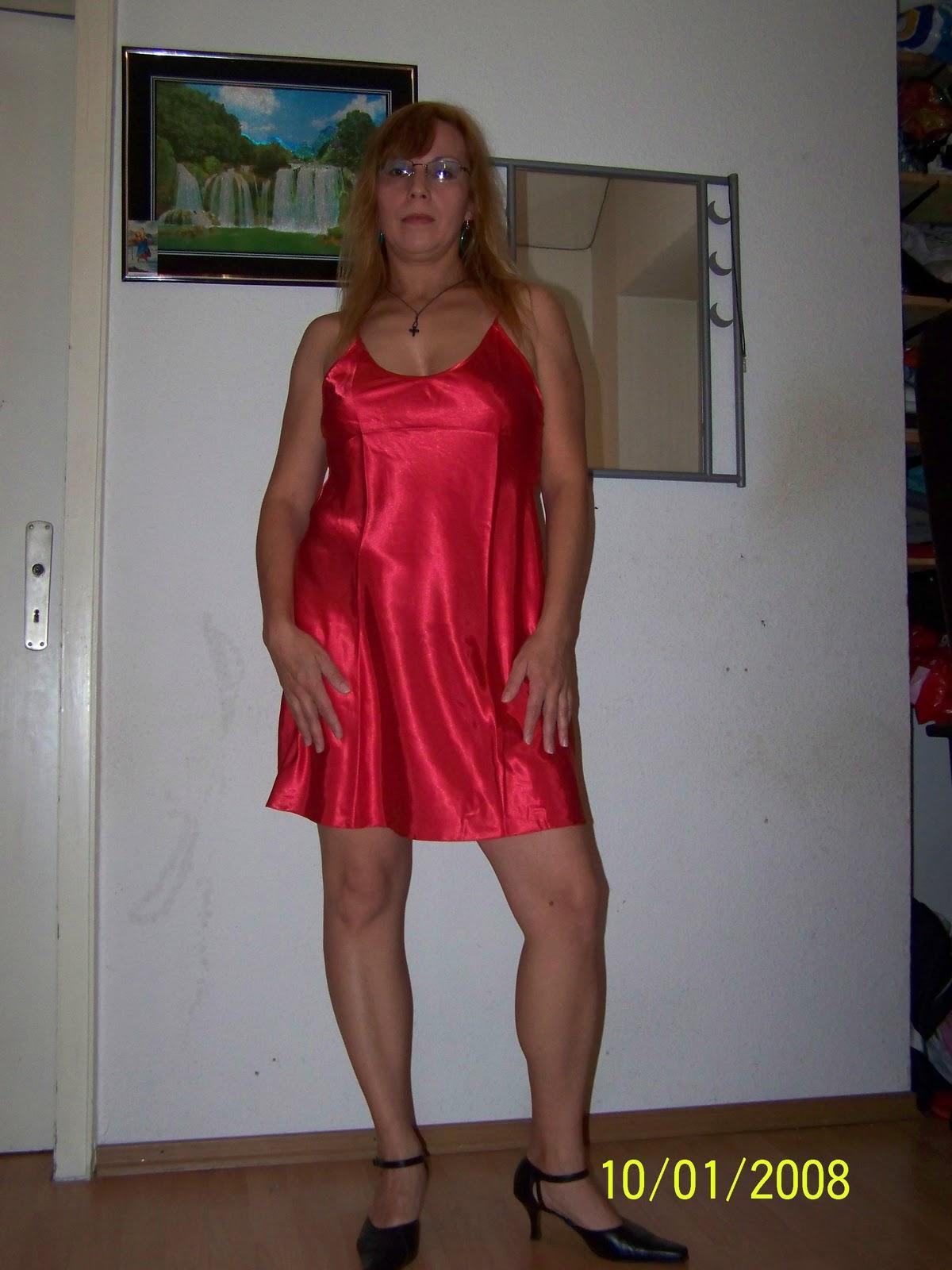 Барышня в возрасте позирует в комнате в обнаженном виде 5 фотография