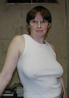 Даже на улице мамка готова показывать письку 5 фотография