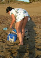 Под открытым небом полная девка светит половыми губами 14 фотография