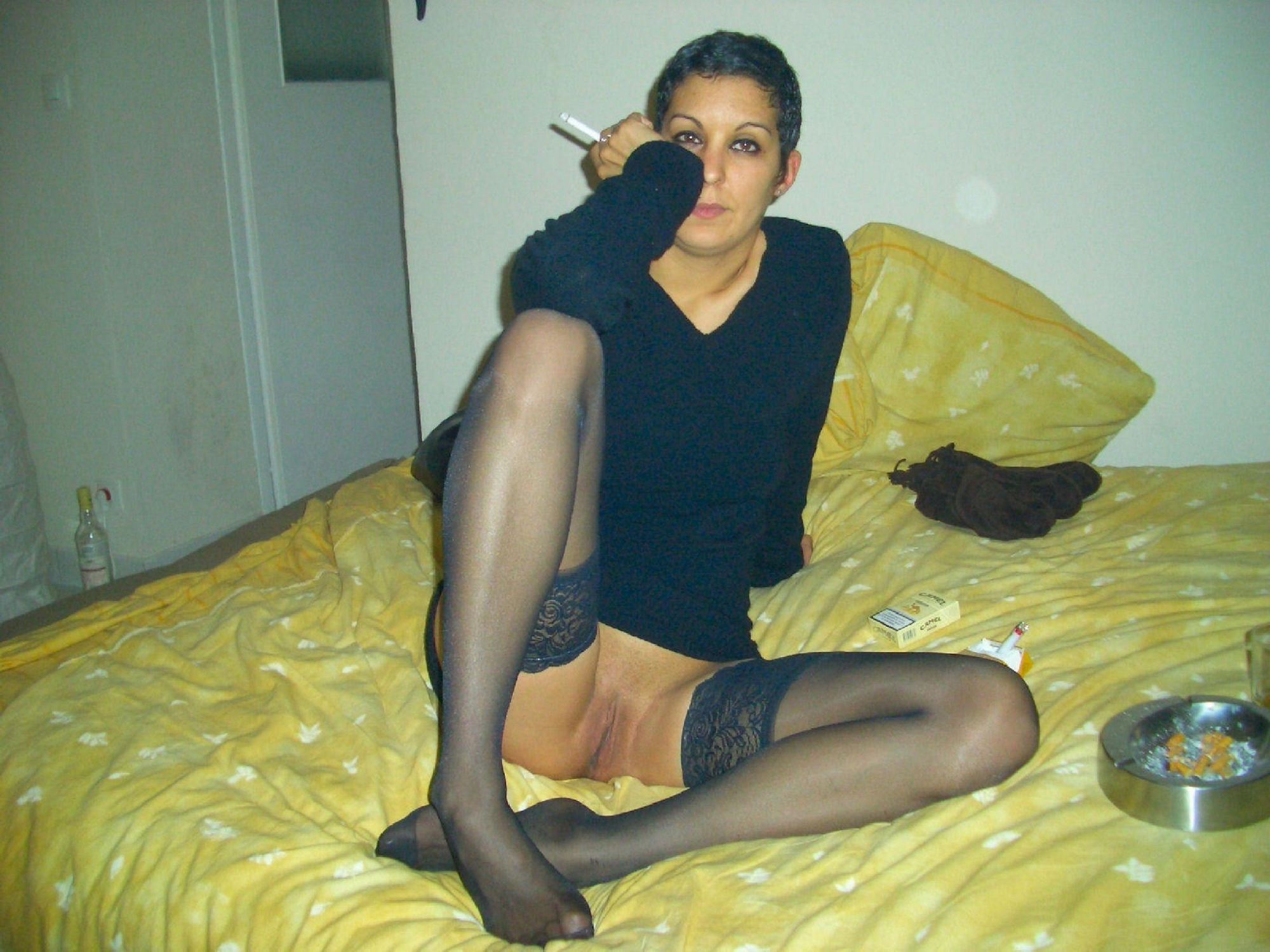 40 летняя баба с короткой стрижкой демонстрирует письку на улице 3 фотография