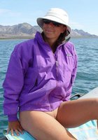 Женщина без купальника отдыхает на море 6 фотография