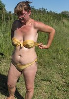 Сорокадевятилетняя баба стоит в поле без одежды 18 фотография