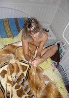 Молоденькая принцесса сексуально двигается в спальне 10 фотография