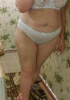 Толстая мамка ходит по дому в нижнем белье 19 фотография