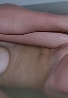 Молодухи расставили ноги и раздвинули руками половые губы 7 фотография