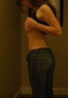 Молодые барышни светят большими молочными железами перед камерой 3 фотография